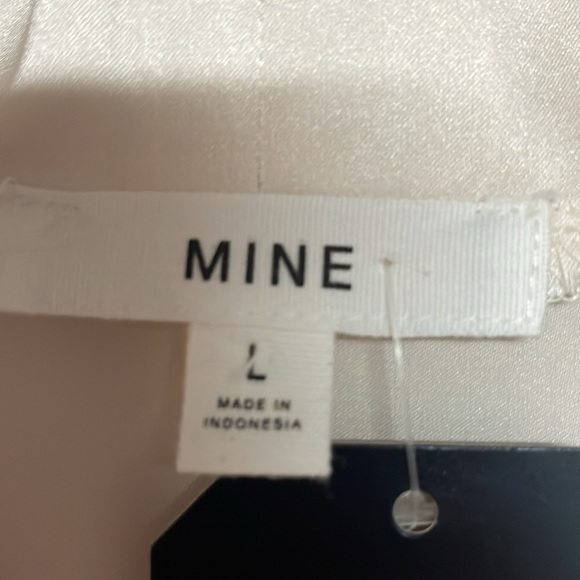 Mine size large ivory color satin sleeveless blouse - Picture 3 of 6